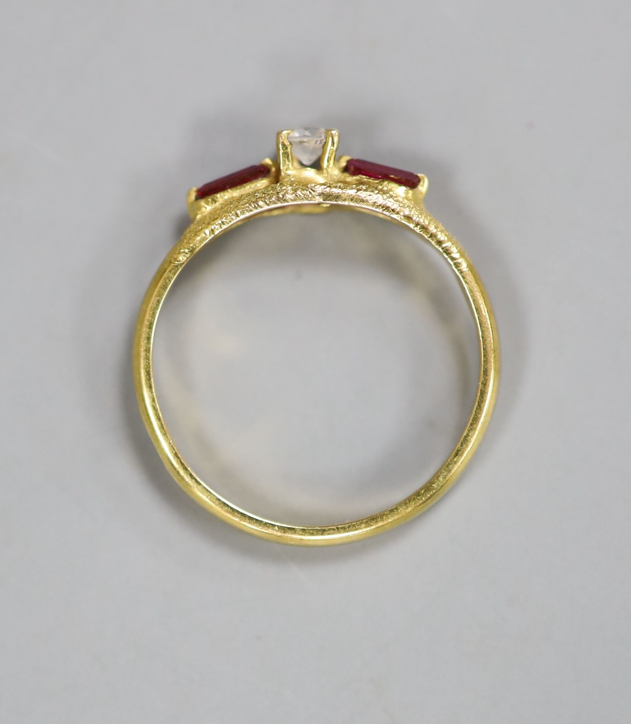 An 18ct and paste mounted three stone ring, gross 2.6 grams.